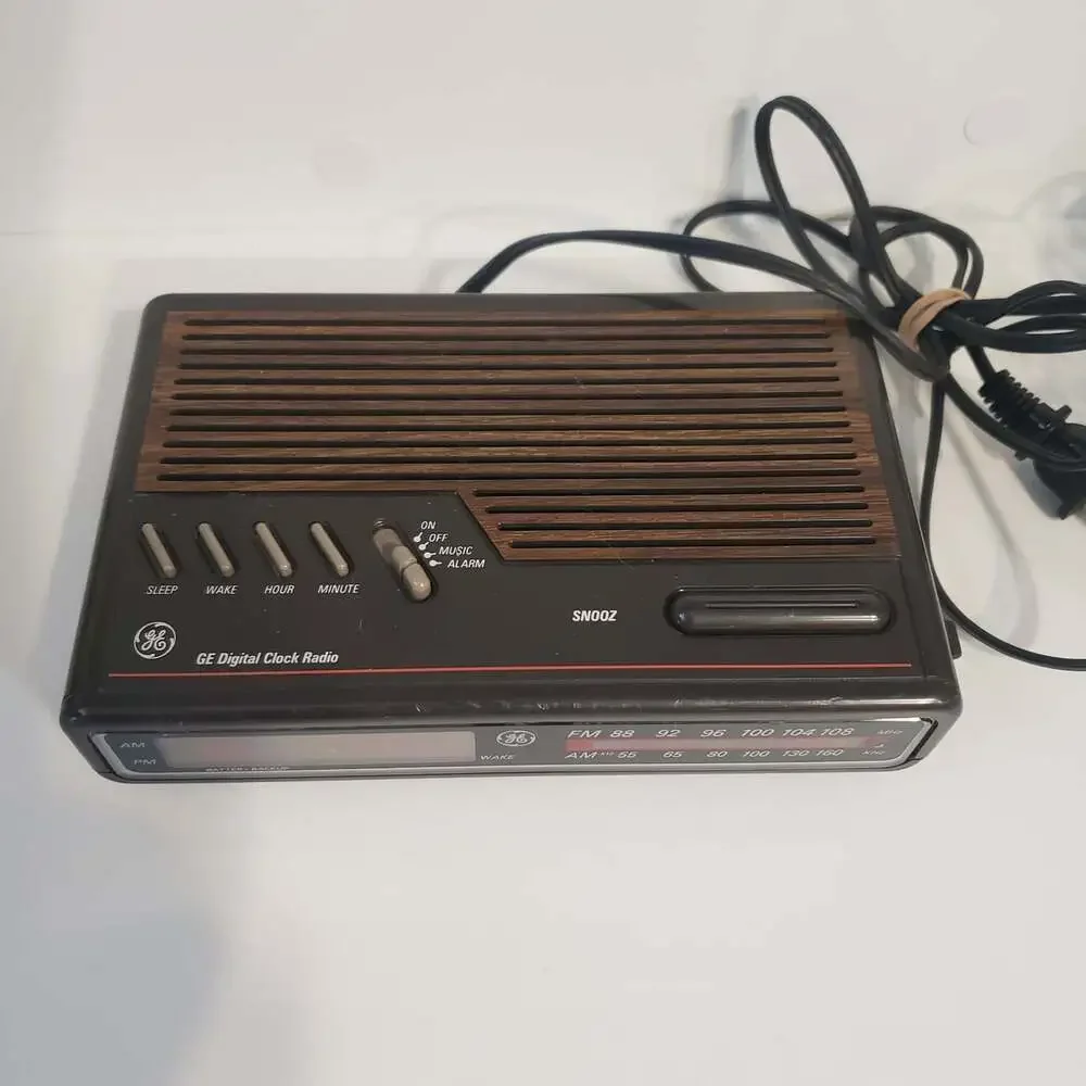 GE Digital Alarm Clock Radio AM/FM Model 7-4612A Faux Woodgrain Vintage